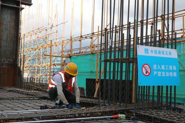 “雙節(jié)”假期深圳重點工程建設忙:建設工程
